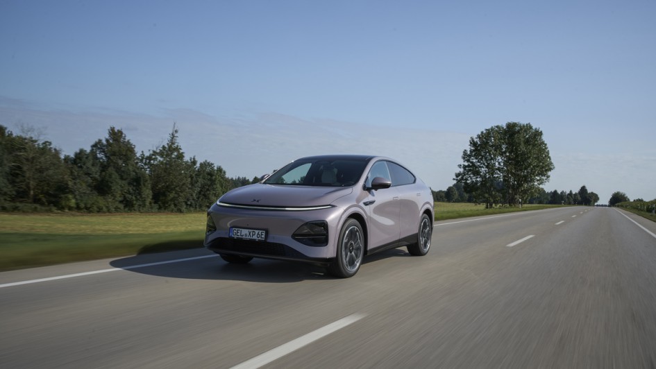 Xpeng G6 Modelljahr 2026 fahrend auf der Straße von vorn fotografiert
