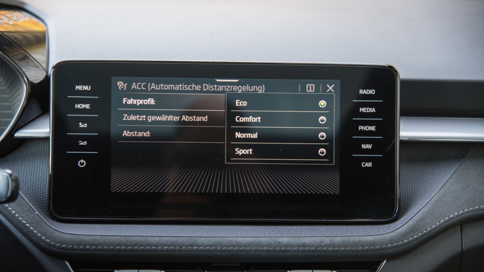 Skoda Fabia 2023 Drive-Mode. Ansicht des Infotainmentsystems mit den verschiedenen Fahrmodi