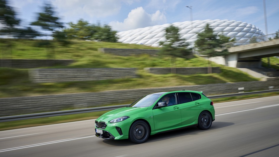 BMW M135 xDrive fährt an der Allianz-Arena vorbei