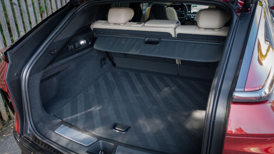 Cadillac Lyriq mit geöffneter Heckklappe und Sicht in den Kofferraum