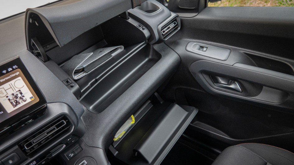 Im Citroen Berlingo HDi 130 gibt es zwei Handschuhfächer
