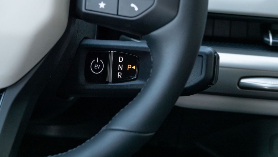 Versteckter und schlecht erreichbarer Knopf für den motorstart im Kia EV4 Fastback