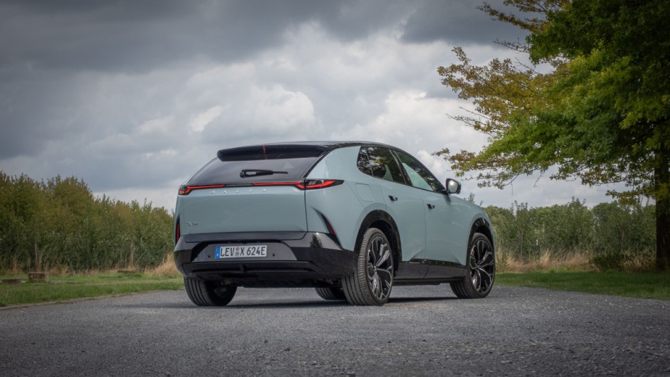 Mazda CX-6e stehend von hinten aufgenommen