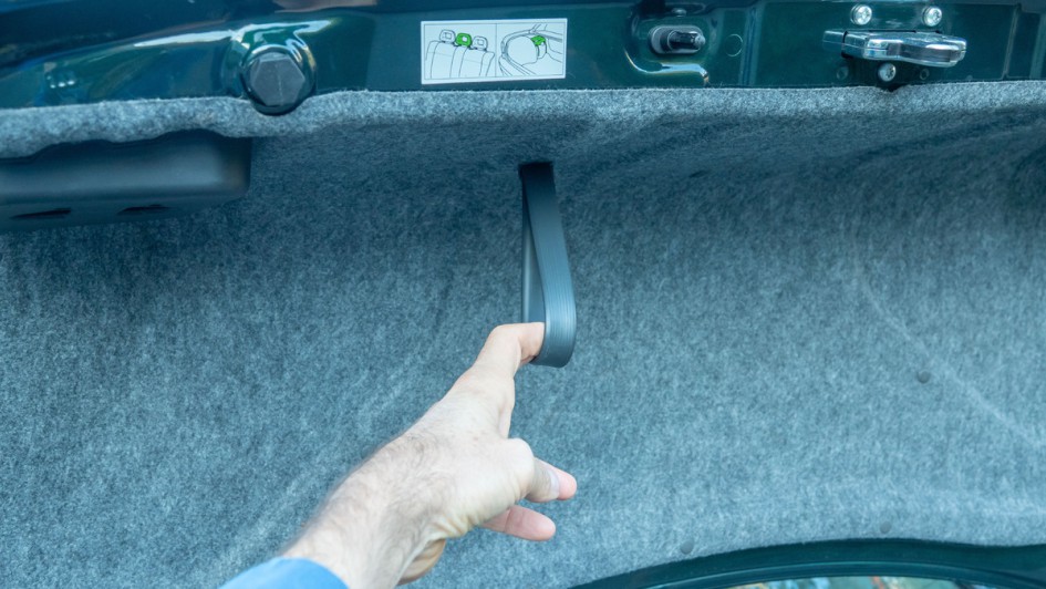 Schlaufe zum Zuziehen des Kofferraum im Opel Omega