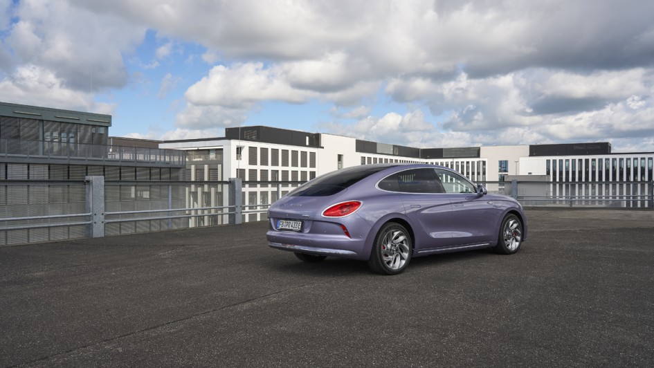 GWM Ora 07 GT in der Heckansicht auf einem Parkhaus-Dach