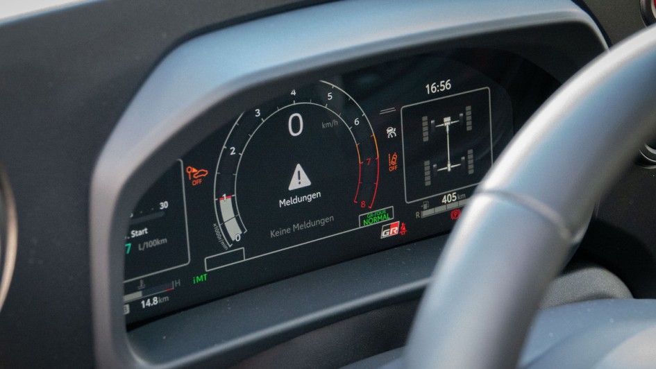 Kombiinstrument des Toyota GR Yaris in der Nahaufnahme