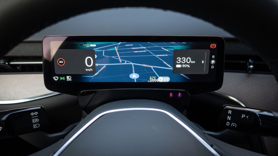 Navigationsanzeige direkt im Kombiinstrument des Volvo EX90