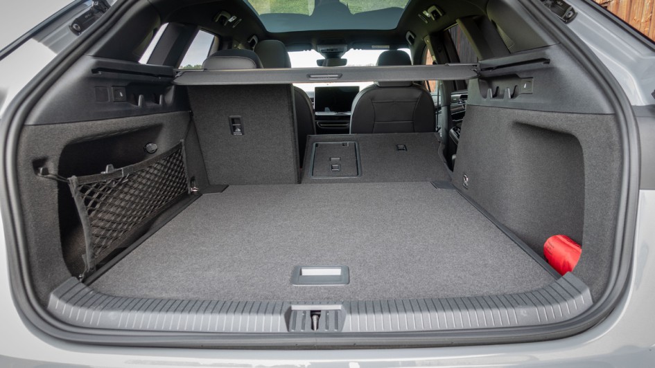 VW ID.7 Tourer GTX mit umgeklappter Rücksitzlehen und Anstieg nach vorn