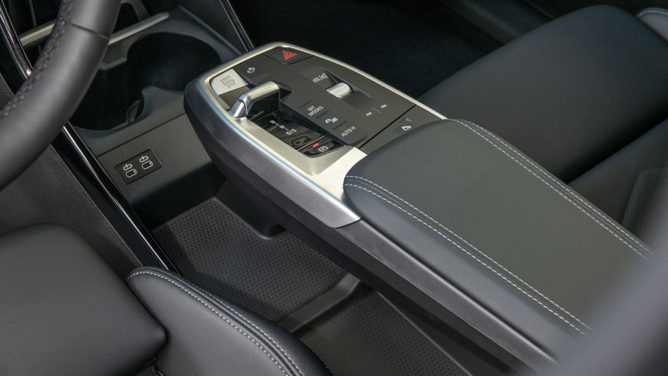 Mittelarmlehne im BMW 230e mit Bedieneinheit und Gangwahlhebel