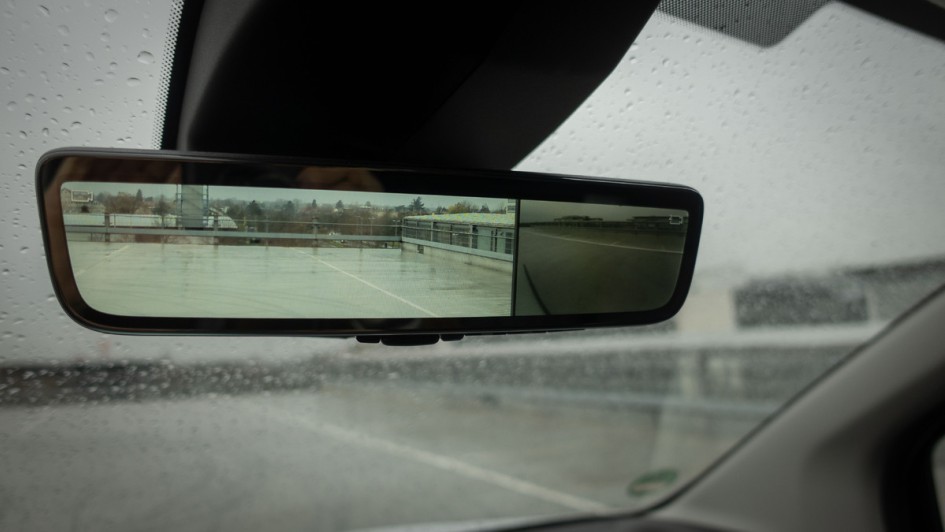 Weißer Opel Combo Cargo Electric digitaler INnenspiegel