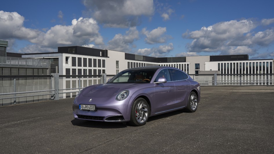 GWM Ora 07 GT Fronansicht seitlich auf Parkdeck