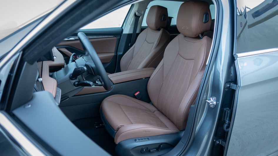 Skoda Superb Combi (2024) Vordersitze, bezogen mit braunem Leder
