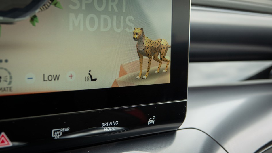 Smart #3 Brabus  Display Infotainmentsystem mit animiertem Gepard stehend