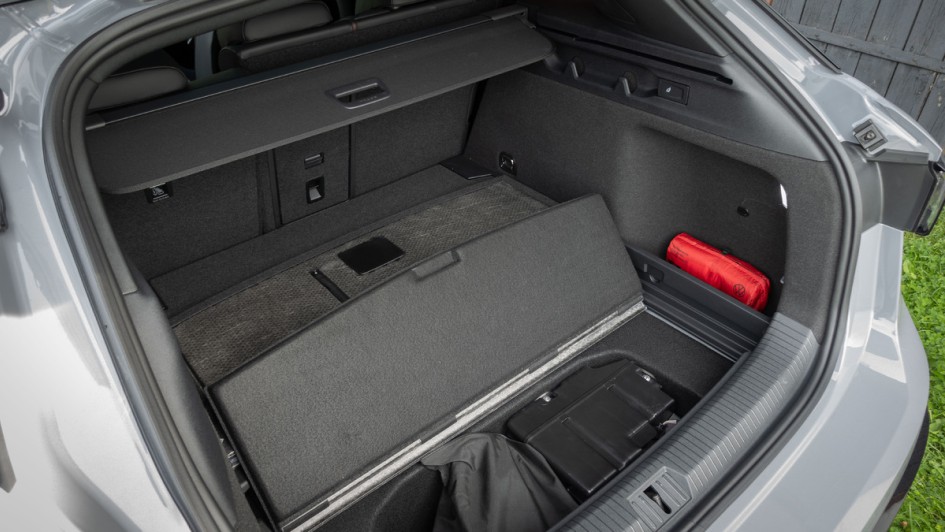 VW ID.7 Tourer GTX Kofferraumboden mit Unterbodenfach in hochgeklapptem Zustand