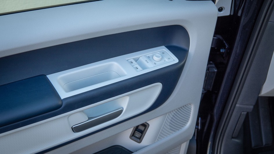 Ein Ärgernis bei allen fast allen MEB-Modellen des Volkswagen-Konzerns: Zwei Fensterheber für vier Fenster. Die kapazitive Fläche "Rear" steuert die hinteren Scheiben an, bedient wird das dann mit den zwei Schaltern, die eben noch für vorn zuständig waren