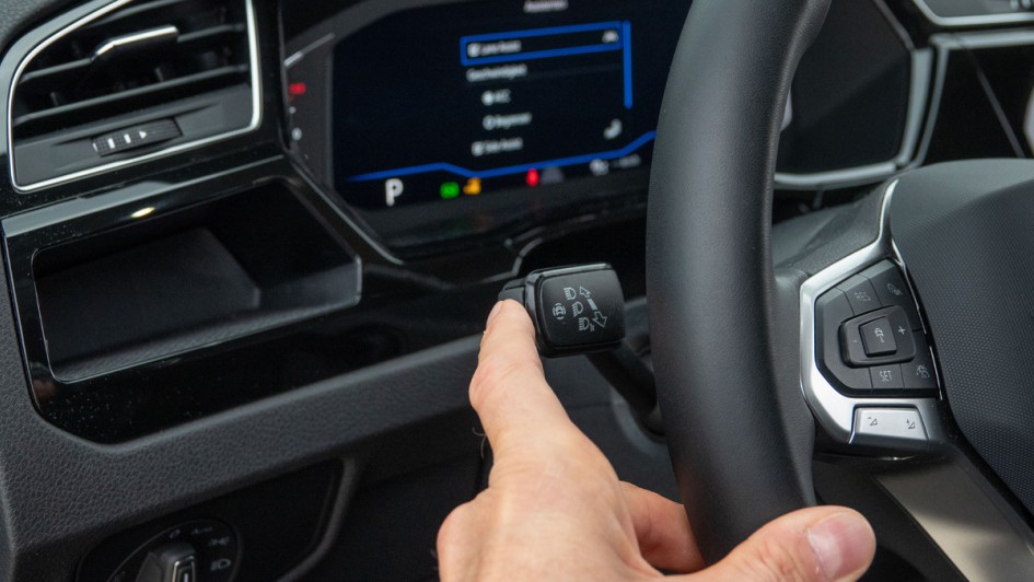 Der Tempowarner und der Spurhalteassistent im VW Touran werden mittels kurzem Druck auf den Blinkerhebel im Kombiinstrument aufgerufen. Zwei Klicks mittels Lenkradtasten deaktivieren die Systeme auf Wunsch