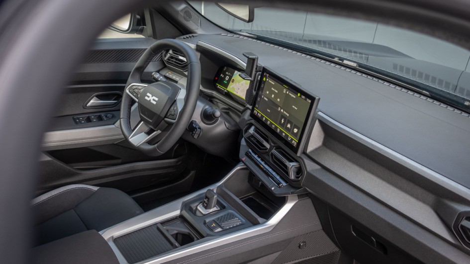 Foto durch die Beifahrertür auf das gesamte Cockpit