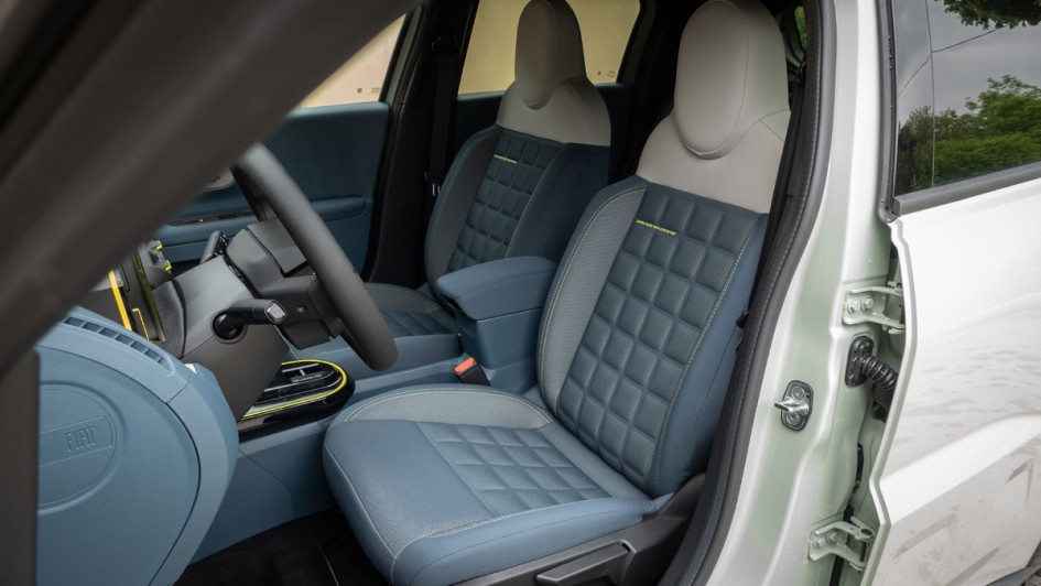 Vordersitze im Fiat Grande Panda mit blauem Bezug