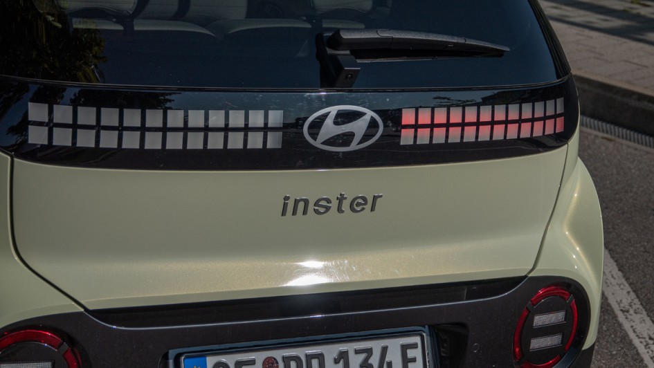 Schriftzug INSTER am Heck des Hyundai Inster