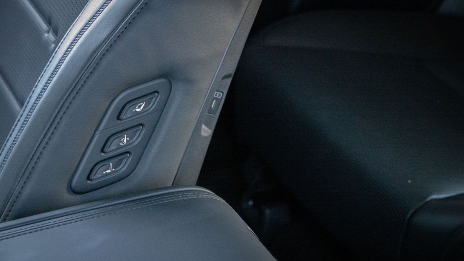 Sitzverstellung des Beifahrersitzes für die Fondpassagiere im Hyundai Santa Fe (2024)