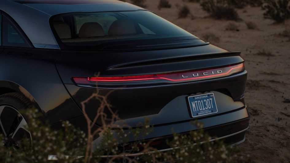 Lucid Air Touring  von hinten bei Nacht mit eingeschaltetem Rücklicht