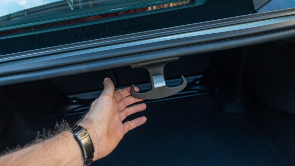 Taschenhaken im Kofferraum des Mercedes E 450