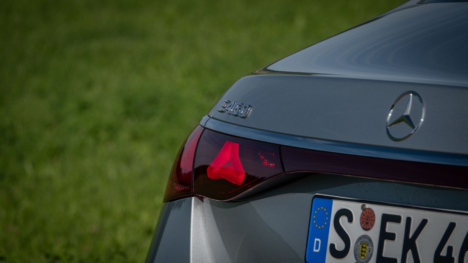 Typschild am linken oberen Rand des Mercedes Kofferraumdeckels