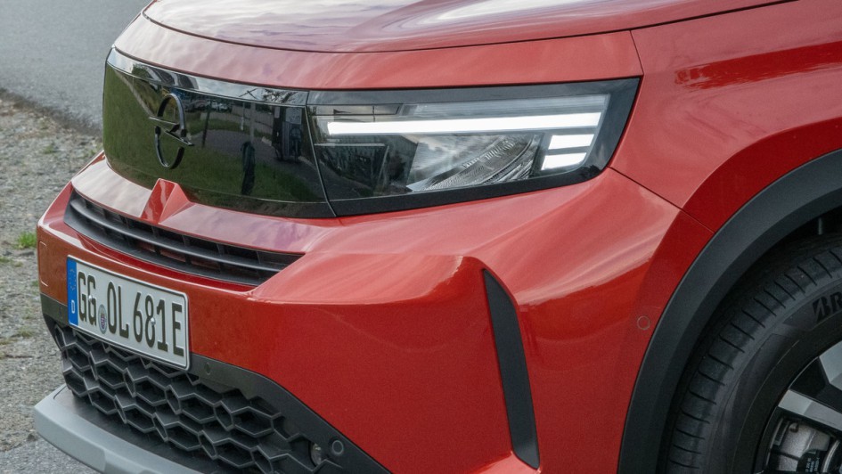 Opel Frontera in der Detailansicht der Frontschürze