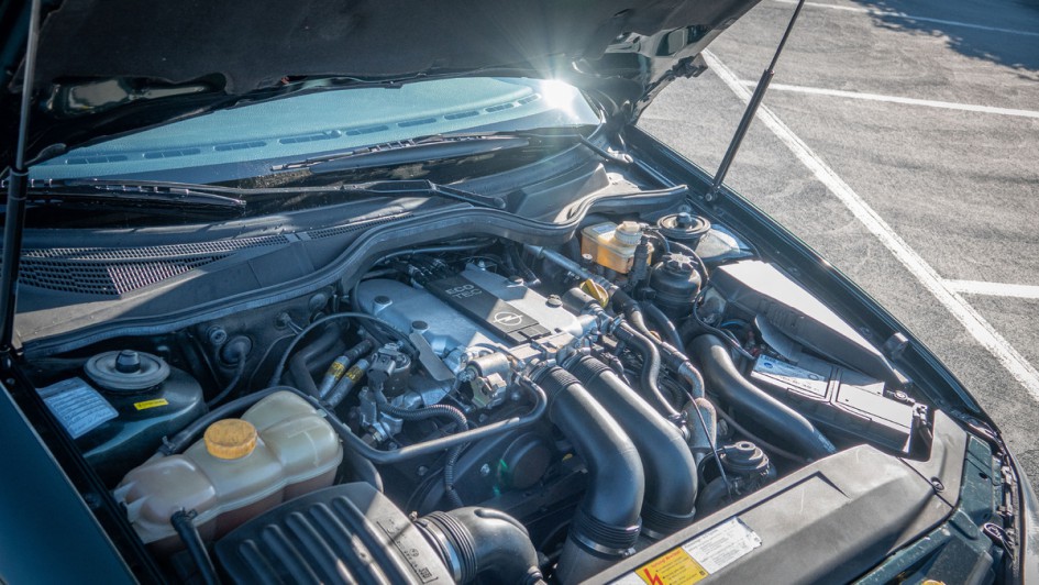 Geöffneter Motorraum des Opel Omega MV6