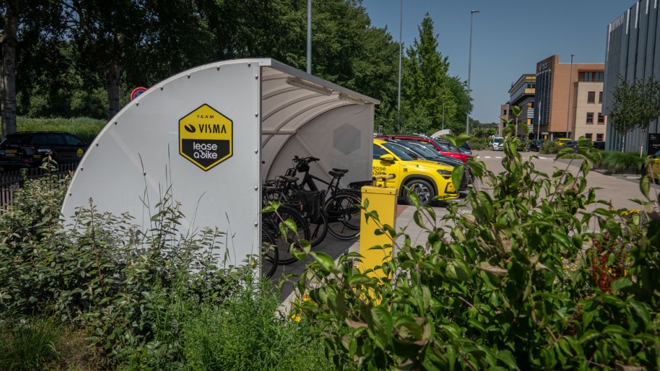 Fahrradständer vor dem Firmengebäude von Team Visma Lease a Bike