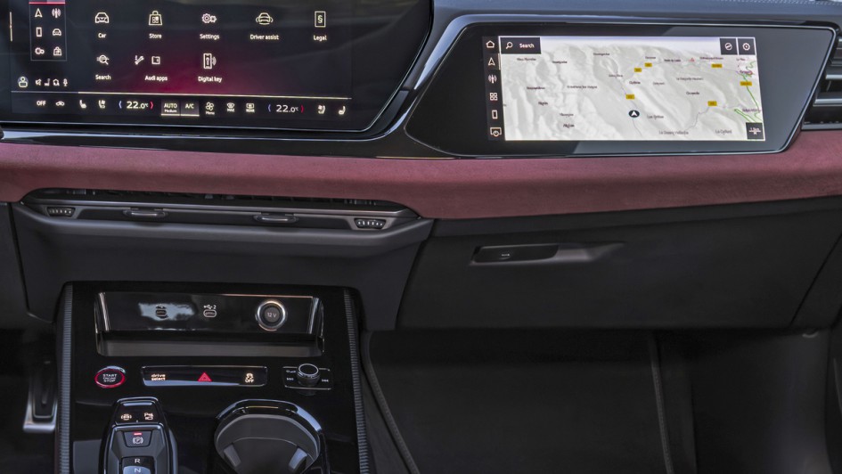 Displays im Audi S5, Interieur mit rotem Leder