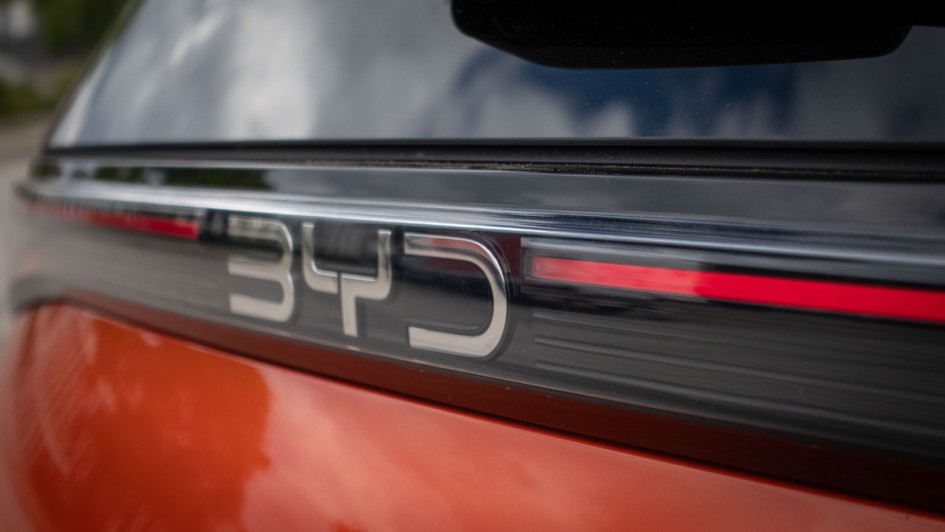 BYD-Schriftzug am Heck mit illuminierter Leiste