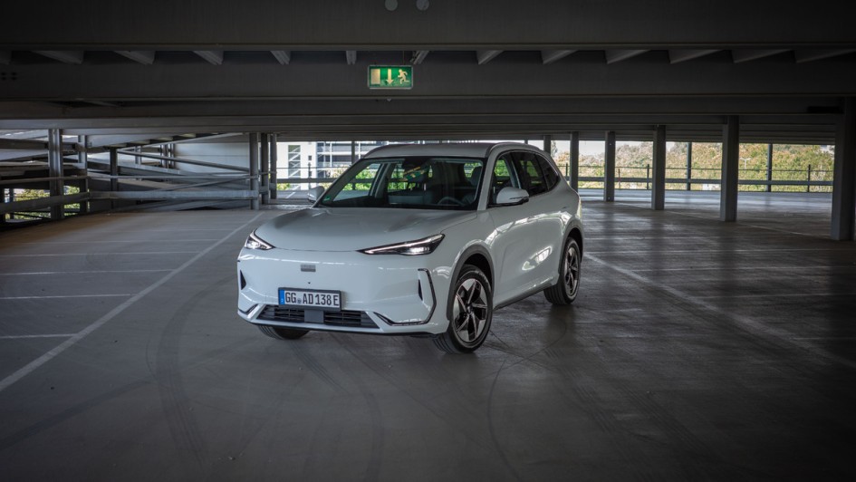 Geely E5 in Parkgarage fotografiert, Ansicht von schräg vorn