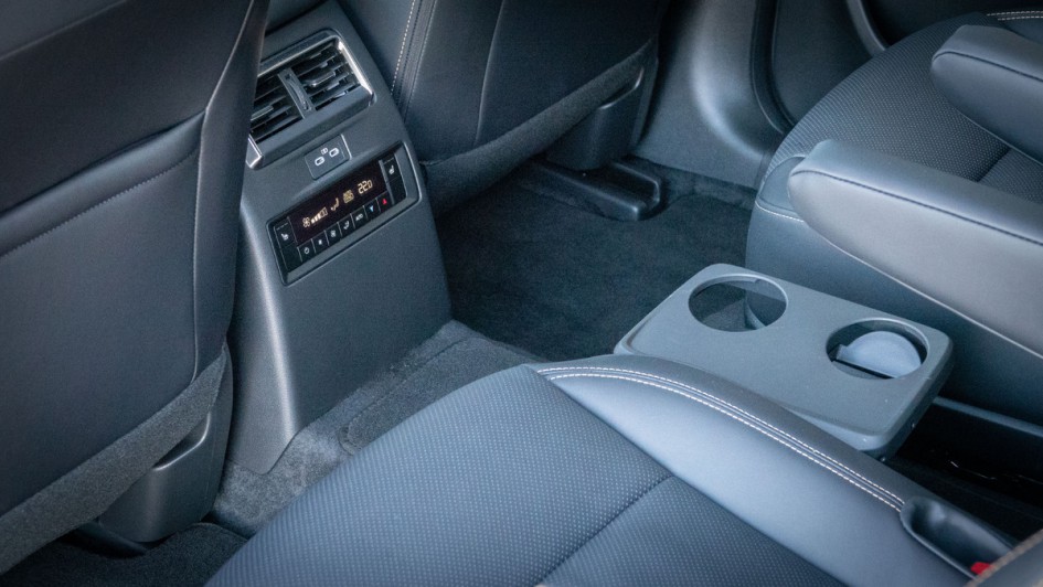 Becherhalter zwischen den zwei Einzelsitzen in der mittleren Reihe des Mazda CX-80