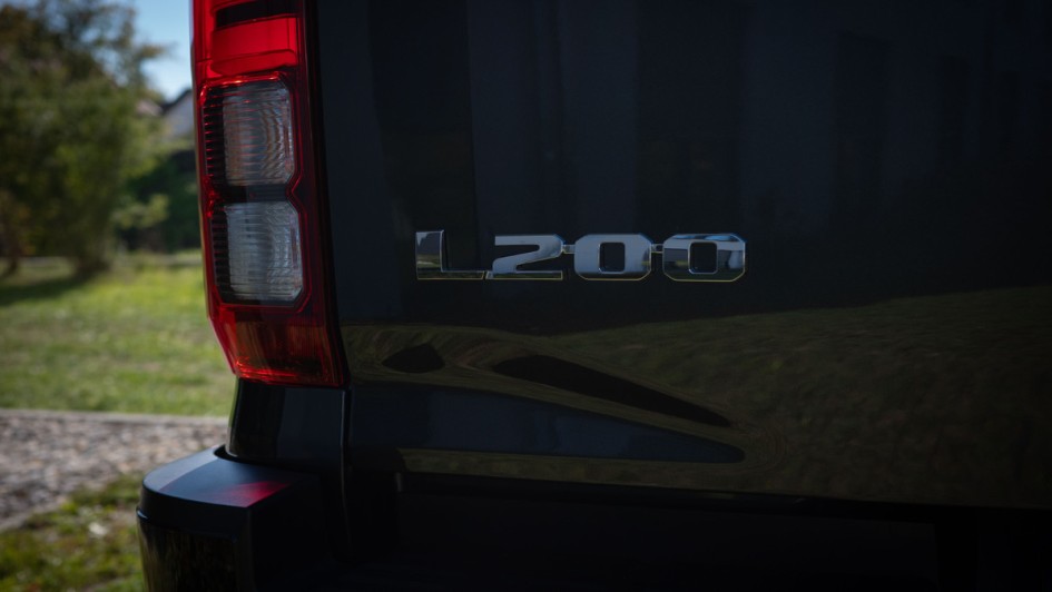 Schriftzug "L200" am Heck des Mitsubishi Pick-ups