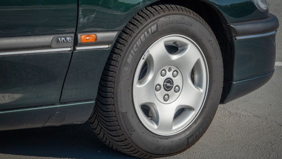 15-Zoll-Alurad und MV6-Emblem an der Seitenleiste in einem Foto