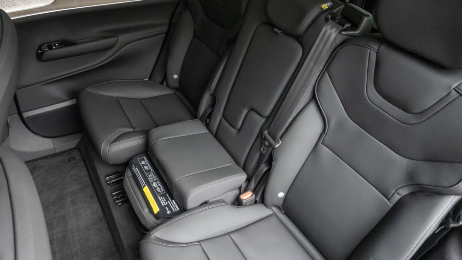 Integrierter Kindersitz auf dem mittleren Platz der Rücksitzbank im Volvo EX90