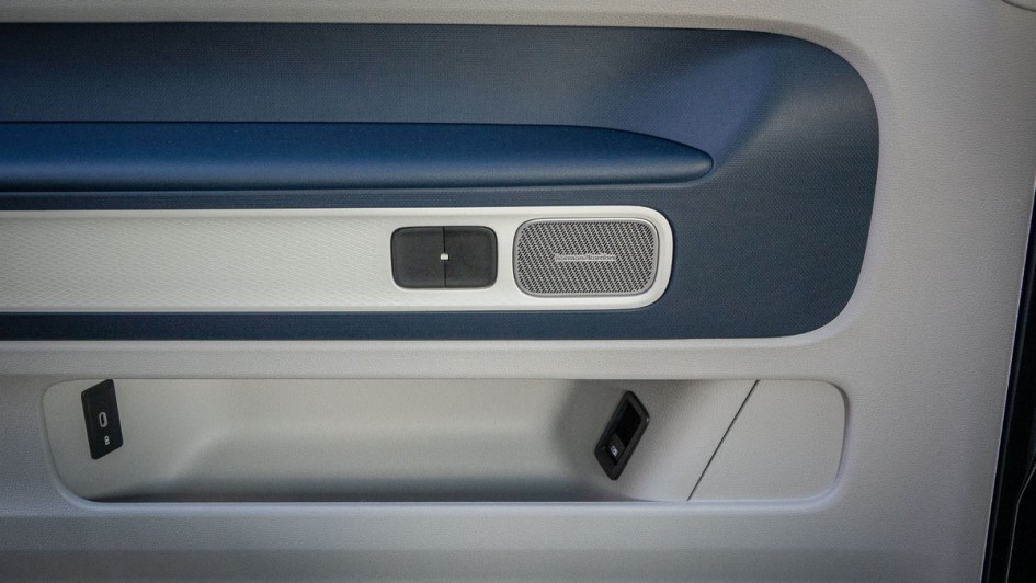 Auch die Hinterbänkler bekommen etwas vom Hörgenuß mit - sofern gewünscht. Harman-Kardon liefert den Klang in den ID.Buzz, gegen Aufpreis. 2.934 Euro (brutto) werden jedoch im Paket fällig.