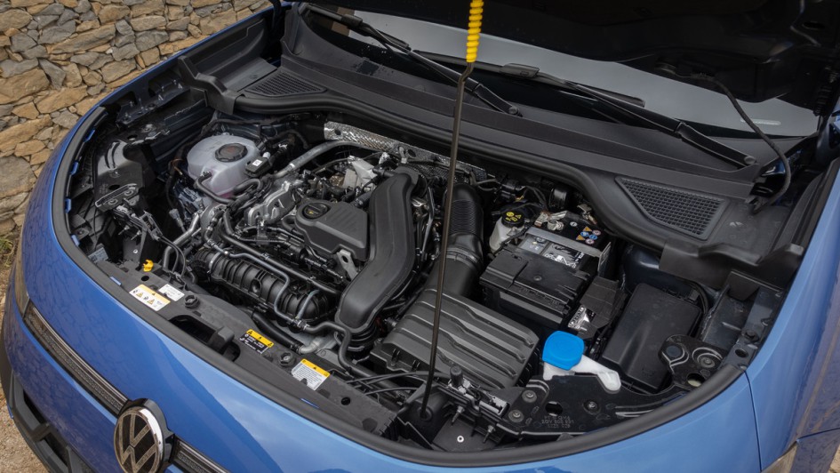 Geöffnete Motorhaube (mit Haltestab) des VW T-Roc 1.5 eTSI mit 116 PS (Basismotor)