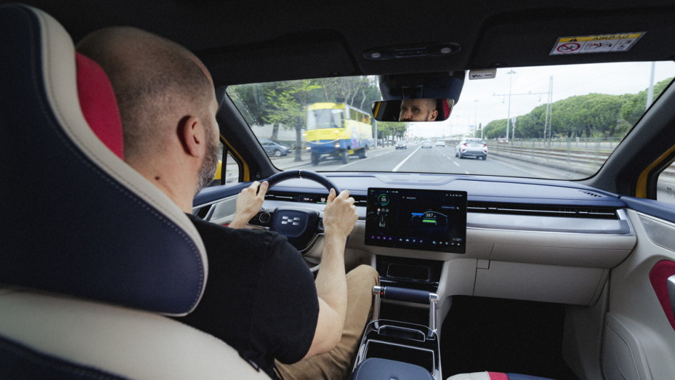 Aiways U6 Innenaufnahme fahrend mit Fahrer in Lissabon