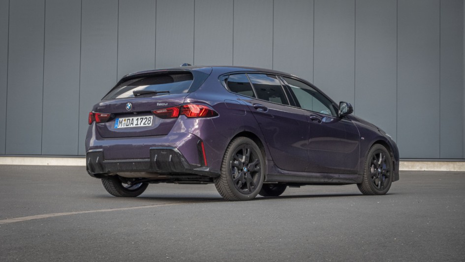 BMW 120d stehend schräg von hinten vor einer grauen Hauswand fotografiert.