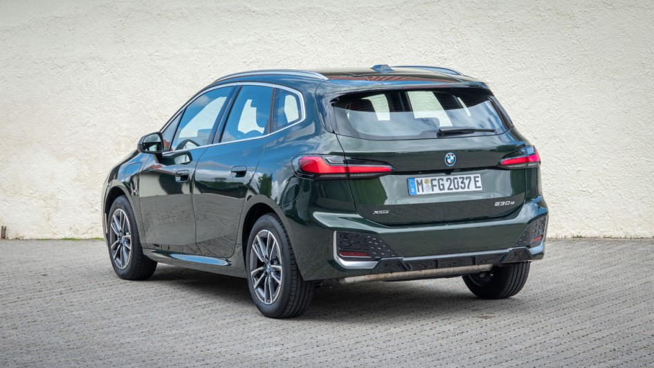 BMW 230e xDrive Active Tourer in der Heckansicht, leicht angeschrägt geparkt.