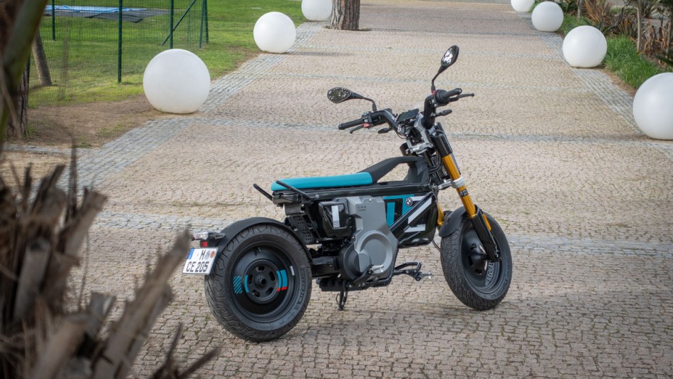 BMW CE 02 stehend seitlich fotografiert ohne Fahrer