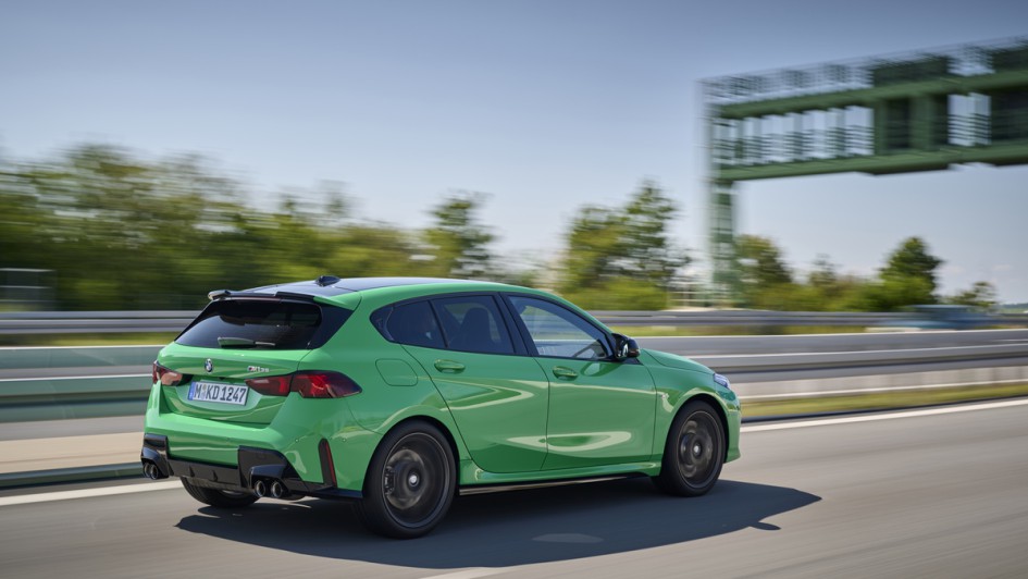 Fotoaufnahme von schräg hinten eines BMW M135 xDrive fahrend auf der Autobahn