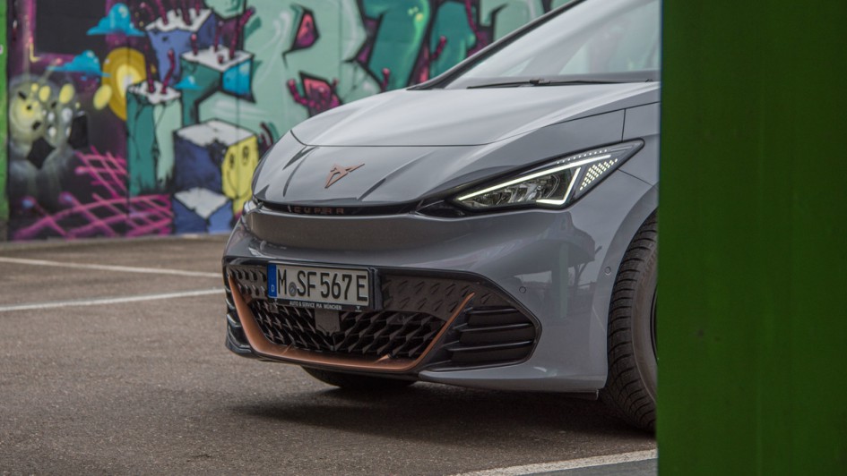 Front vom Cupra Born im Anschnitt mit Cupra-Logo