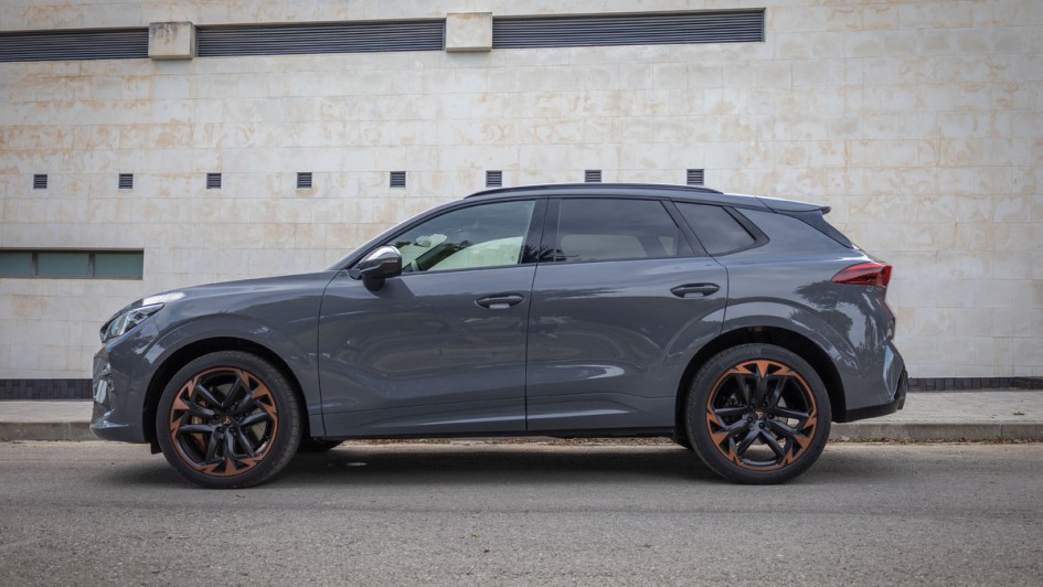 Cupra Terramar stehend vor Hauswand, seitlich fotografiert