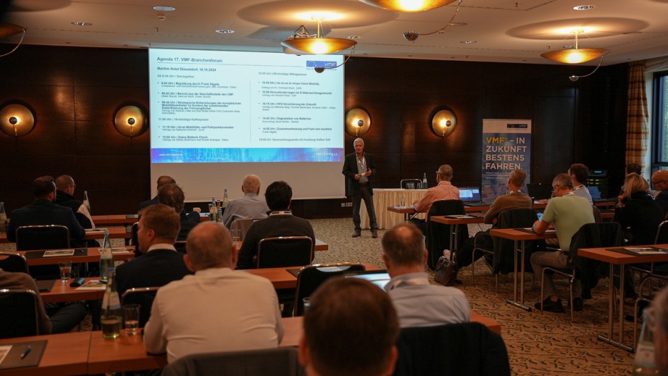 17. VMF-Branchenforum Düsseldorf 2024 Dieter Brandl erklärt den Tagesablauf