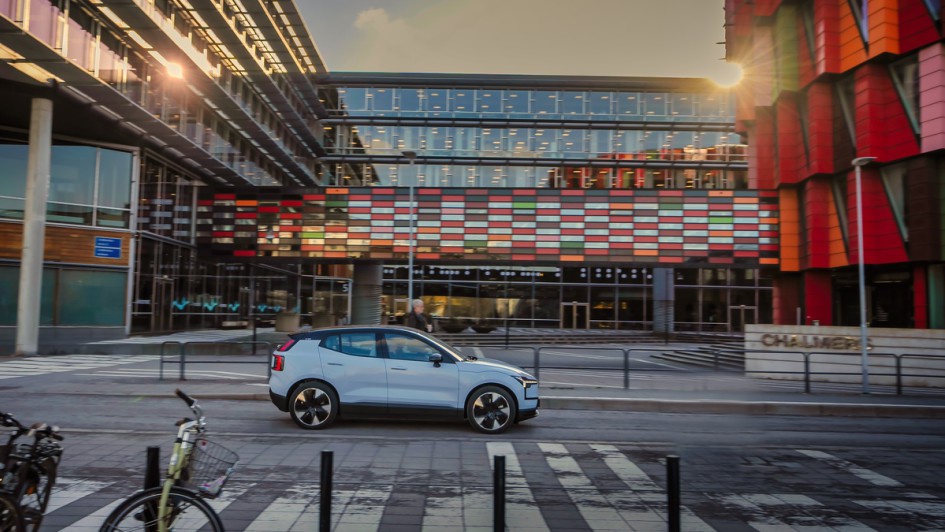 Volvo EX30  in Göteborg vor einer bunten Mall