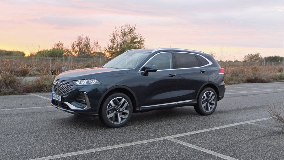 Seitenansicht des Wey 03 auf Parkplatz in Italien