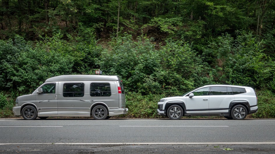 Größenvergleich: Hyundai Ioniq 9 stehend hinter US-Van aus den 1990er-Jahren